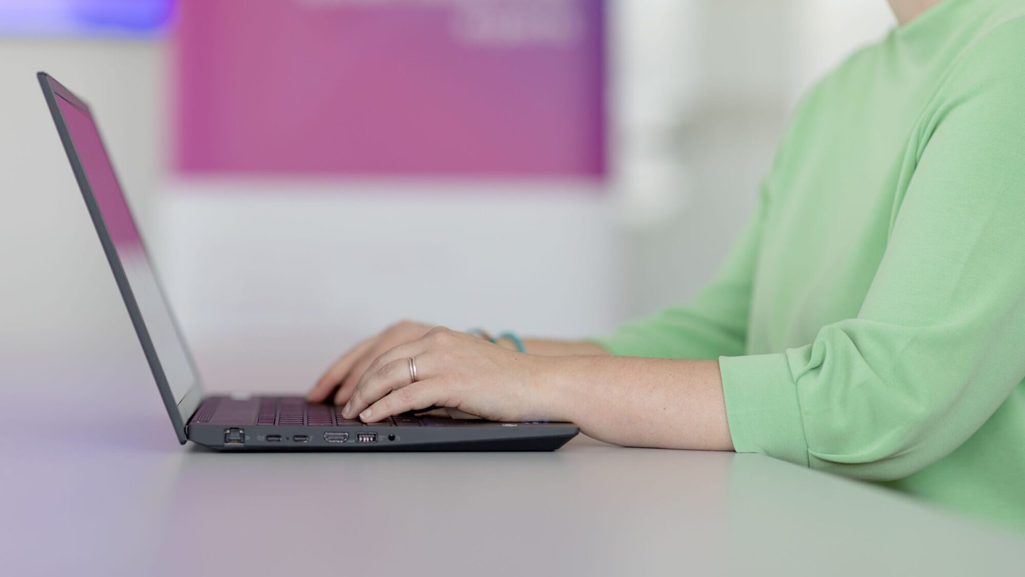 aurebus Mitarbeiterin am Laptop