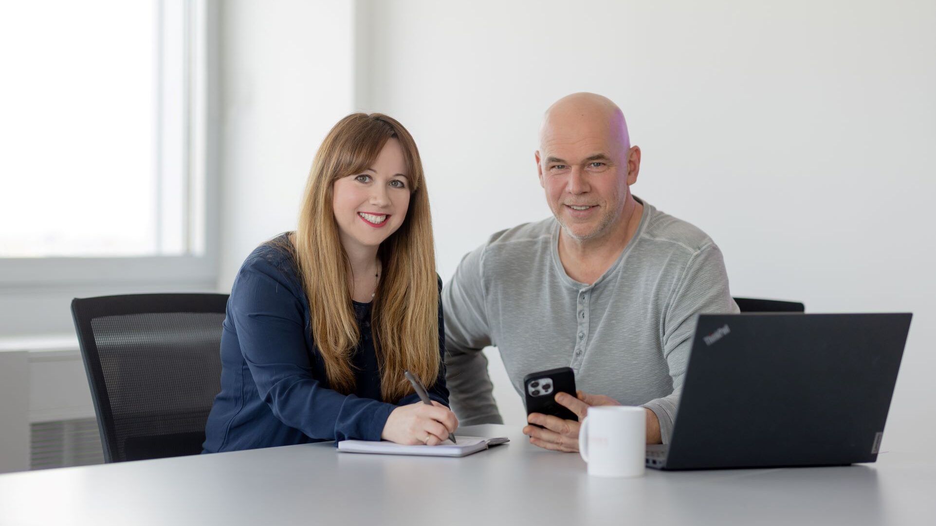 Zwei Menschen, die für Karriere zuständig sind