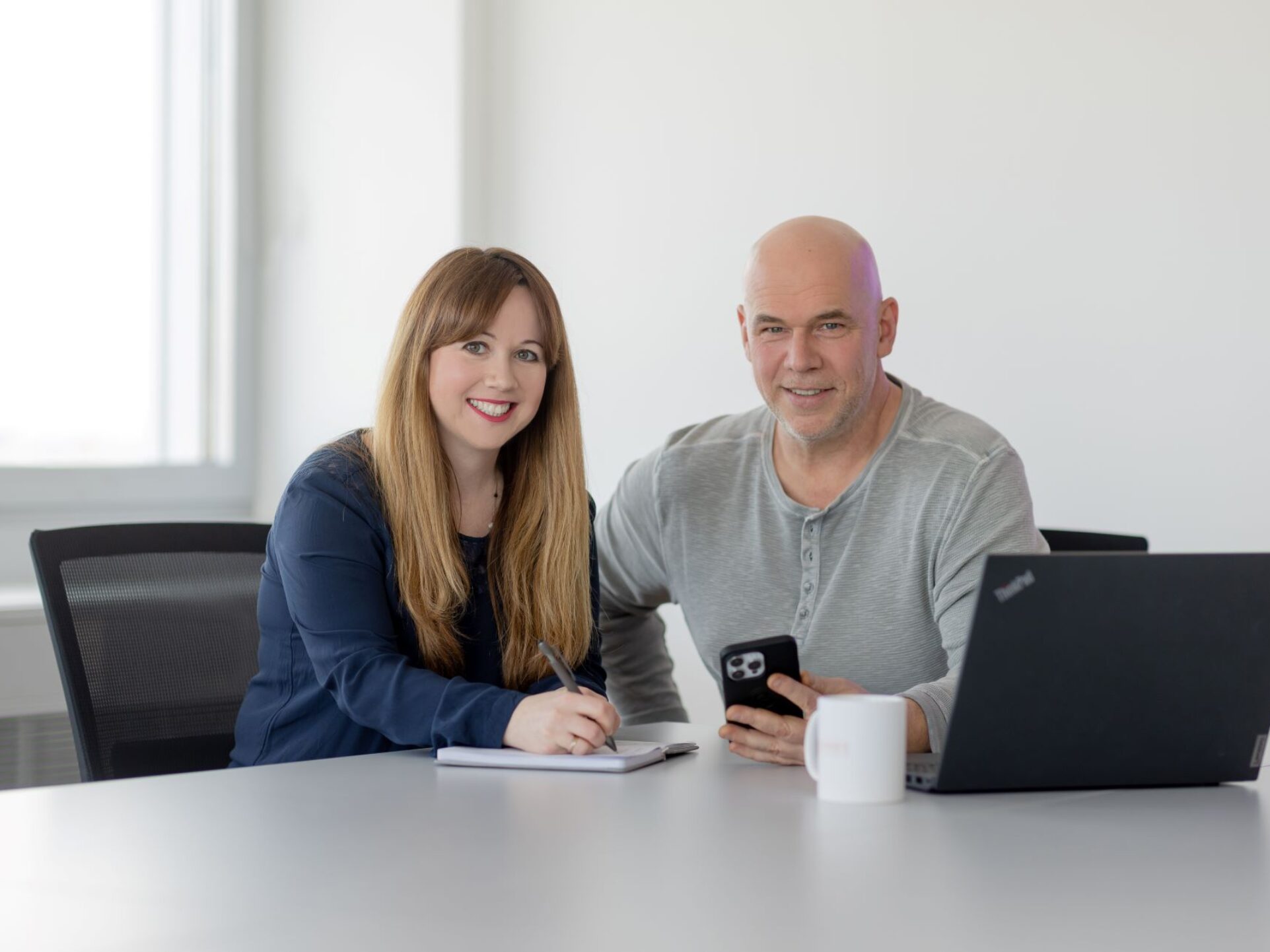 Zwei Menschen, die für Karriere zuständig sind