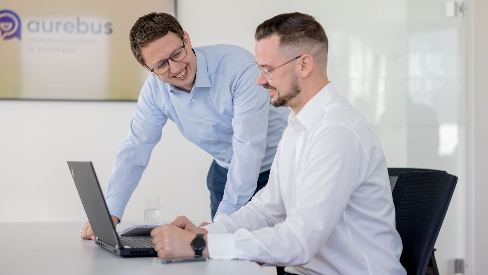 Zwei Männer im Büro