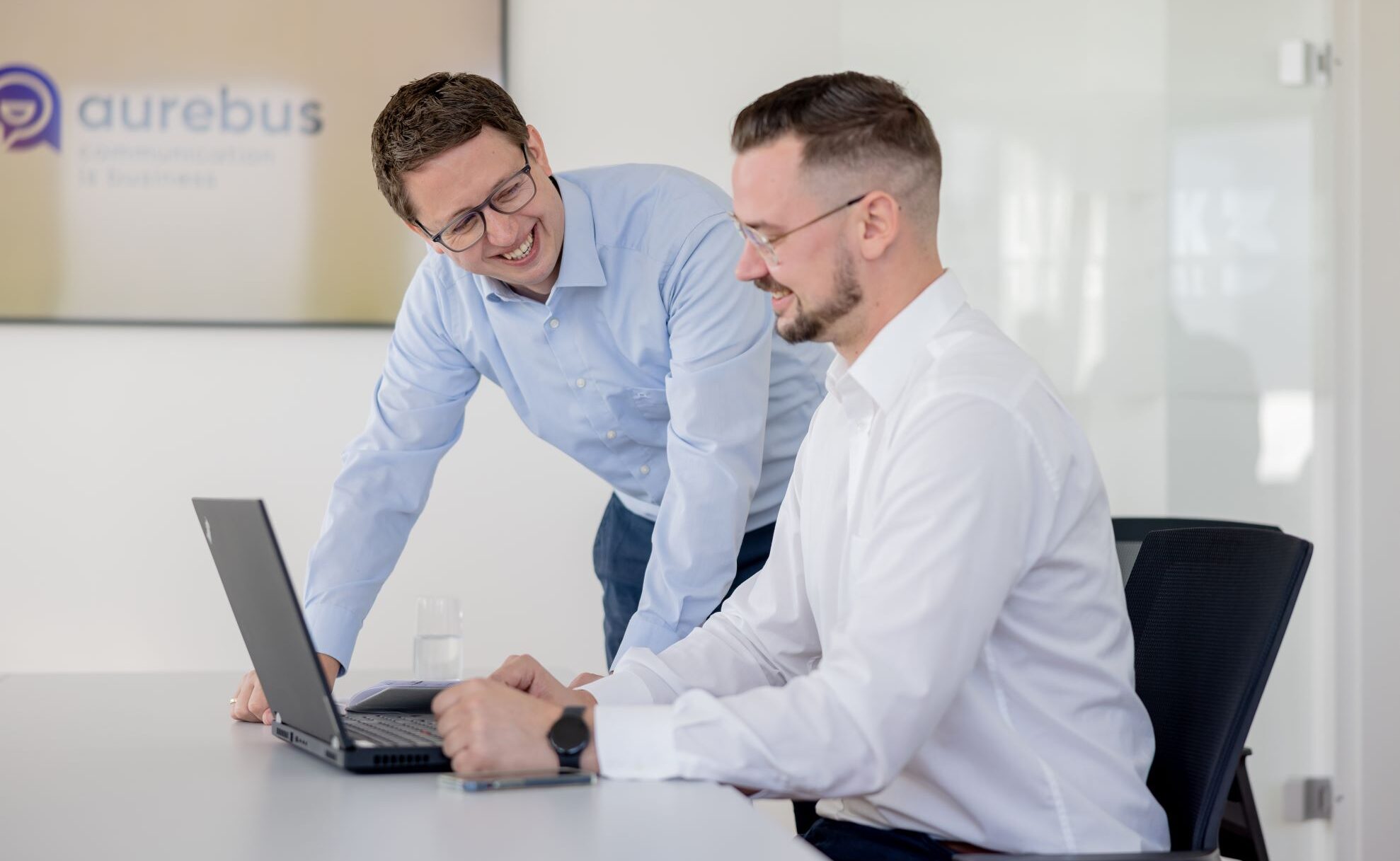 Zwei Männer im Büro