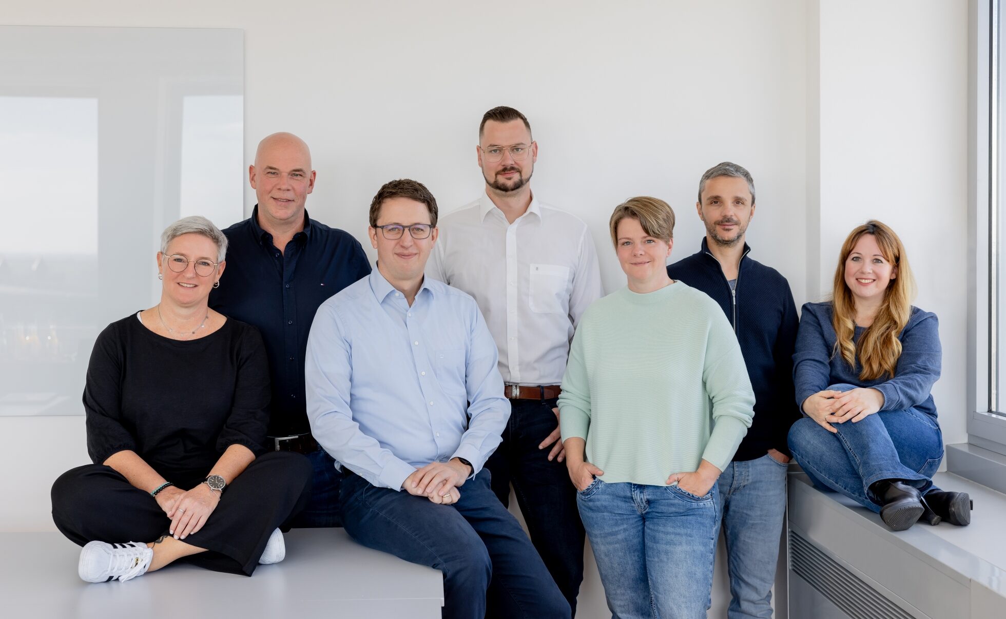 Männer und Frauen in einem Büro als Team.