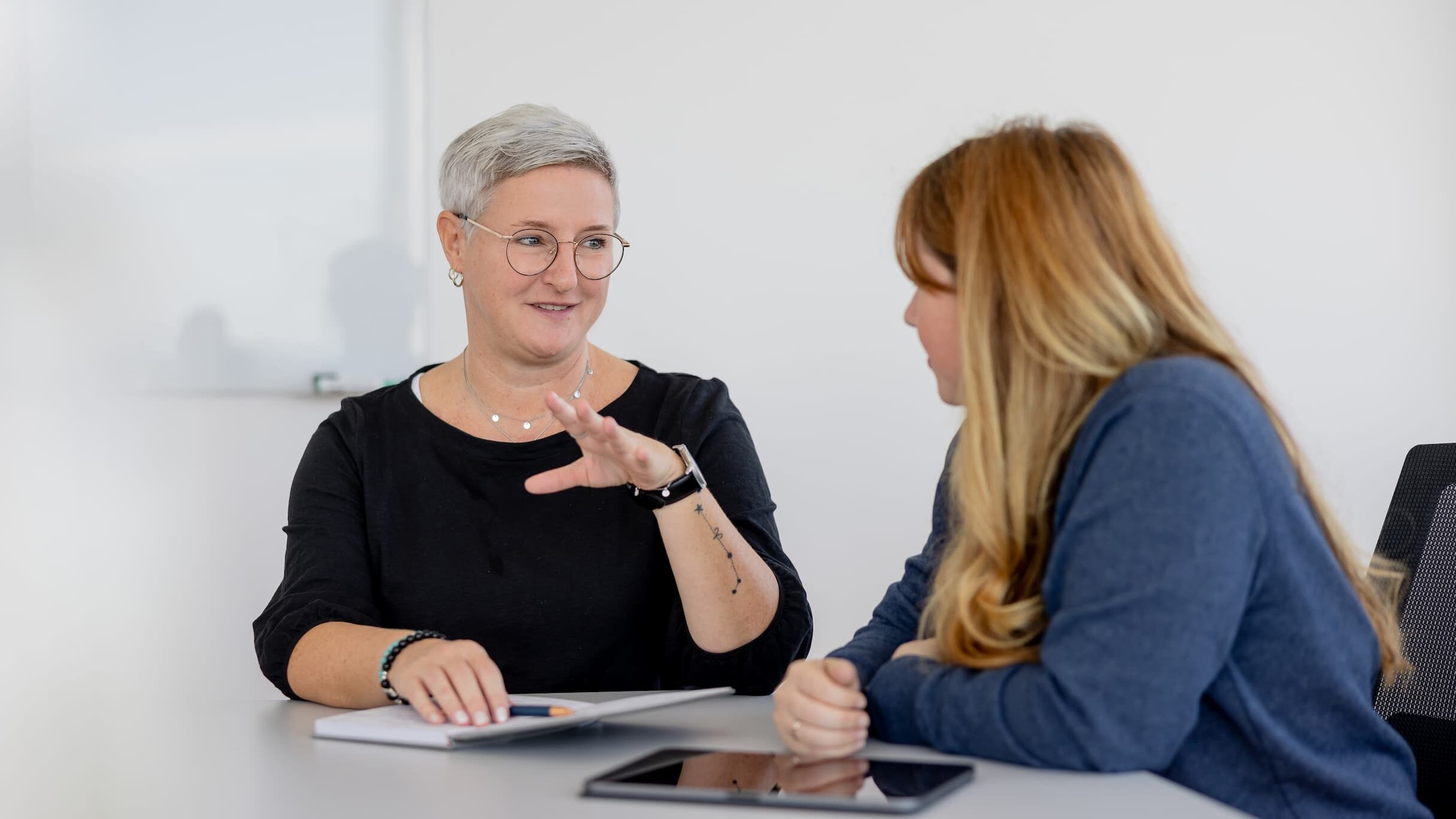 Zwei Frauen sprechen mit einander.