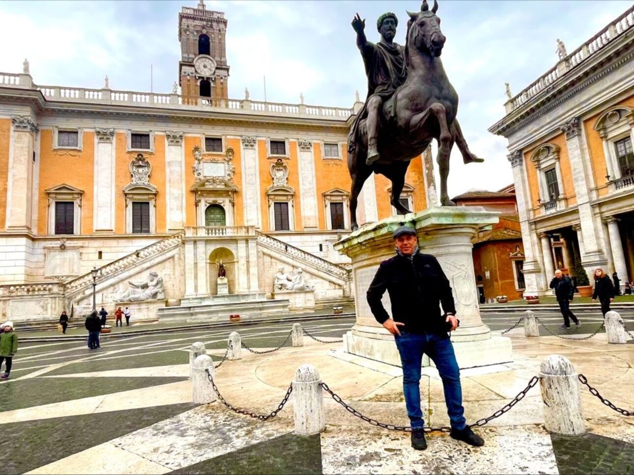 Klaus Dirsen vor Statue Marc Aurel